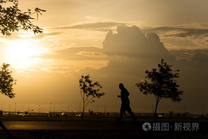 赛跑运动员脚跑在路. 健身剪影日出慢跑锻炼健康概念