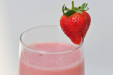 草莓汁或草莓奶昔或草莓酸奶
