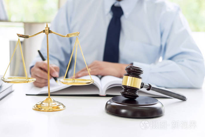 法官公正,天平的木槌男律师工作在办公室律师事务所.法的概念