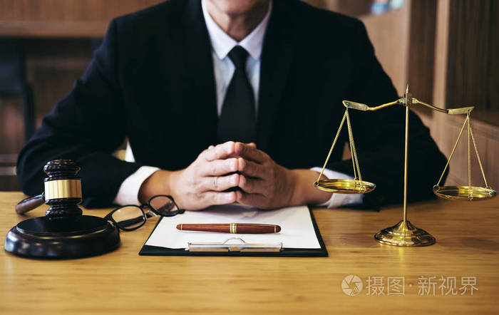 法官槌与司法律师, 商人在西装或律师工作的文件.