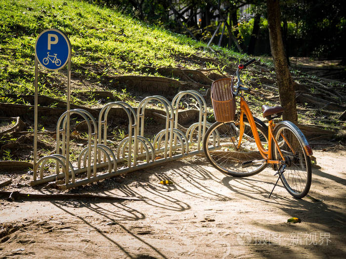 侧面是自行车停车标志.地板上有金色的光.节能理念
