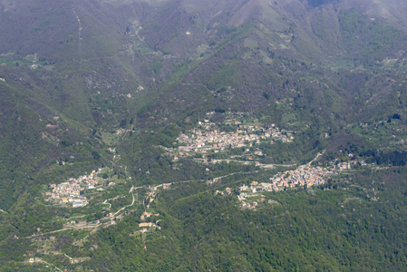 空中拍摄, 从一架小飞机, 厄尔诺, Veleso 和 Zelbio 山村, 拍摄在一个明亮的春天天在 Tivano 山谷, 科