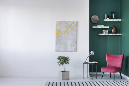 简约的室内白色和绿色的红色扶手椅, 台灯和书在桌子上, 植物, 地板上的地毯, 墙上和货架上的绘画