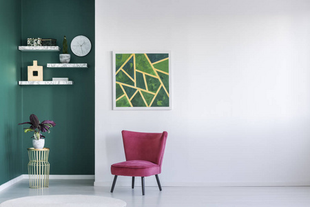 现代白色和绿色内部与红色扶手椅架子植物和绘画在墙壁上