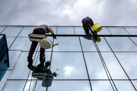工业登山者将硅树脂应用于建筑玻璃幕墙之间的橡胶接合点