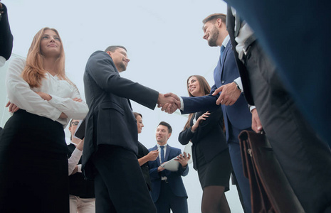 欢迎和业务合作伙伴握手照片