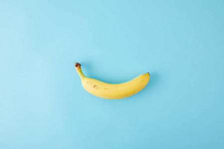 蓝色新鲜香蕉的顶部视图