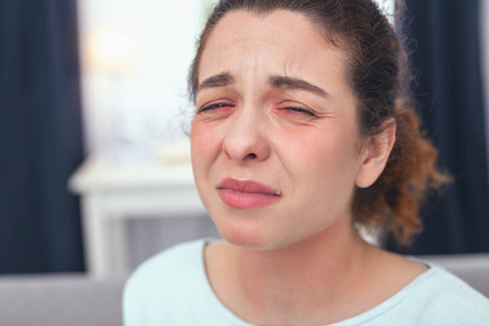 年轻的狂热寻找妇女已赶上季节性寒冷