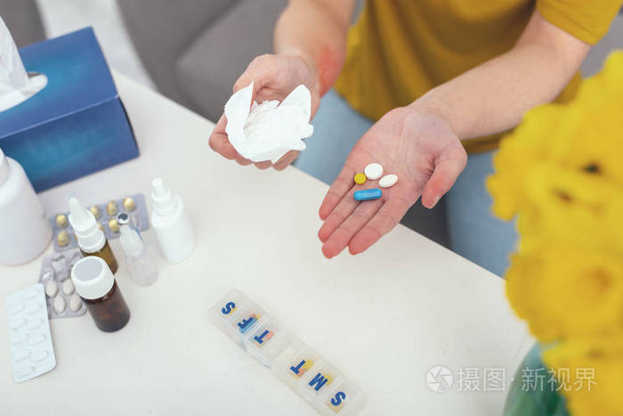 准备吃药的病人