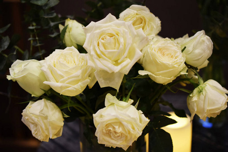美丽的白玫瑰花花束