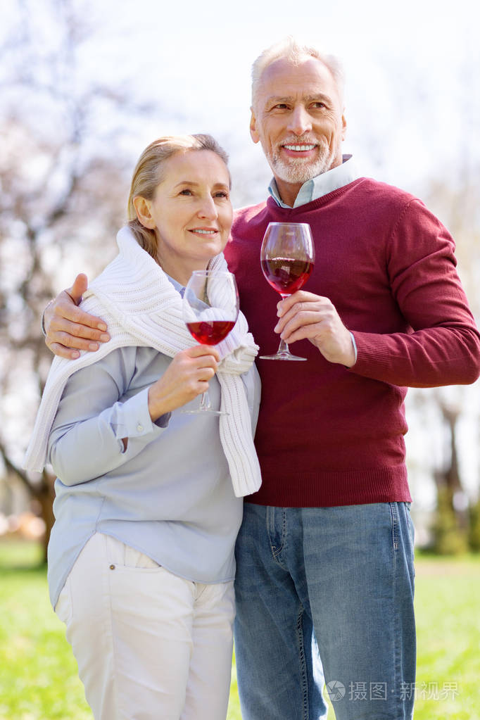 愉快的老人拥抱他的酒