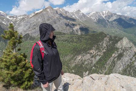 妇女站在山坡上看风景, 意大利, 利古里亚阿尔卑斯