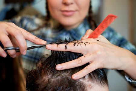 理发店剪头发图片