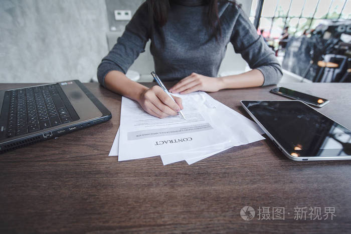 女人手签订合同照片-正版商用图片0uj0dn-摄图新视界