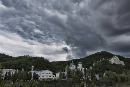 Sviatohirsk 亚历山大涅夫斯基在5月。戏剧性的天空