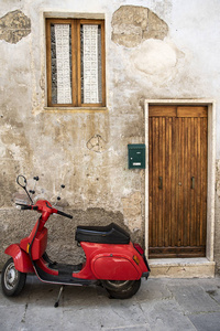 红色滑行车停放在皮蒂利亚诺的街道, 托斯卡纳的中世纪村庄医院