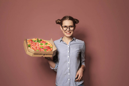 有魅力的年轻女子与美味的比萨饼的颜色背景