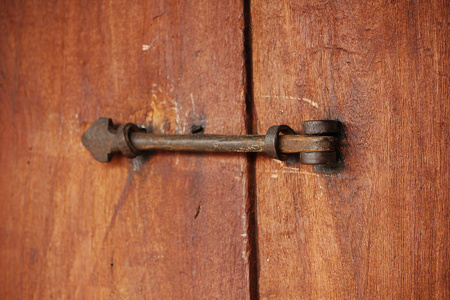 老木门锁旧铁锁旧木门的锻铁仿古木堡垒门, 旧铁闩锁旧的破损铁门和