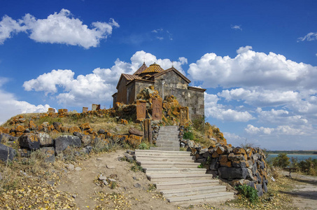 Khachkars 在修道院 Hayravank。塞万湖岸, 亚美尼亚