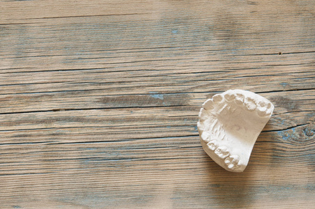在木桌实验室中牙科用石膏模型石膏铸件的研究