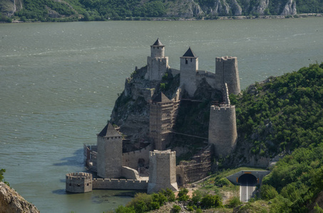 Golubac 堡垒或城堡, 修造在第十四世纪, 在多瑙河的银行在塞尔维亚