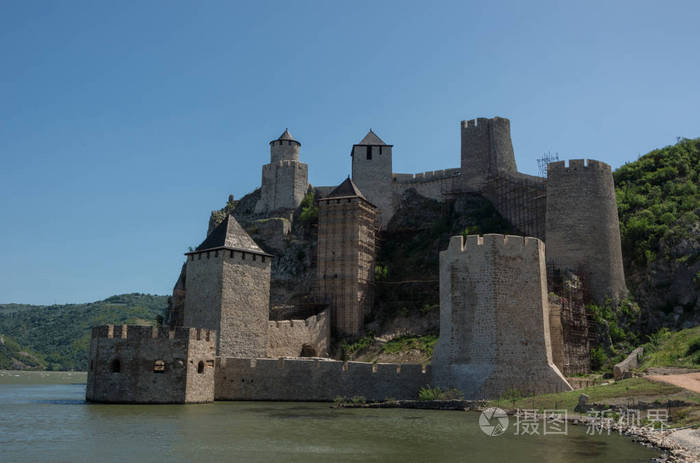 Golubac 堡垒或城堡, 修造在第十四世纪, 在多瑙河的银行在塞尔维亚