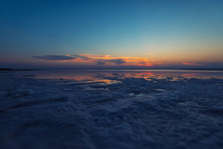 在咸湖的美丽日落