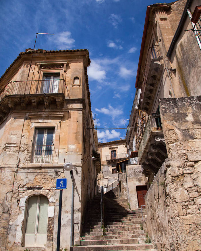 意大利西西里岛古中世纪村落的五颜六色的房屋和街道