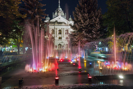 斯洛伐克 Hlavna 或主广场科希策古城夜间演唱喷泉和国家大剧院