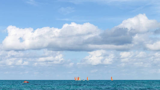 帆船航行在海洋对天空, 古巴, 巴拉德罗