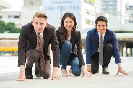 集团的商人妇女开始运行的立场准备在商业竞争中战斗照片