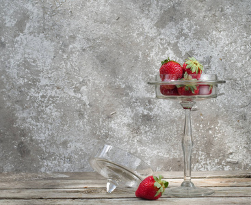 仍然生活与草莓在一个玻璃花瓶