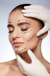 美丽的肖像美女和自然的女人, 整形手术的概念.面部穿刺线模型照片