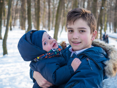 冬天公园里的两个可爱的兄弟图片
