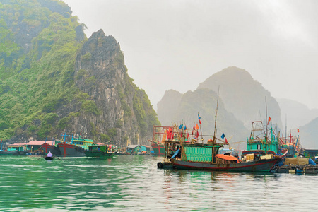 在越南亚洲的哈龙湾漂浮渔村的船舶
