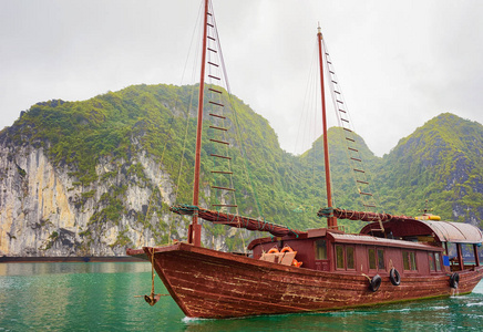 船在越南的哈龙湾, 亚洲。背景石灰岩群岛