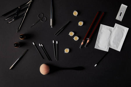 顶部的画笔, 铅笔, 化妆品和工具的黑色永久性化妆