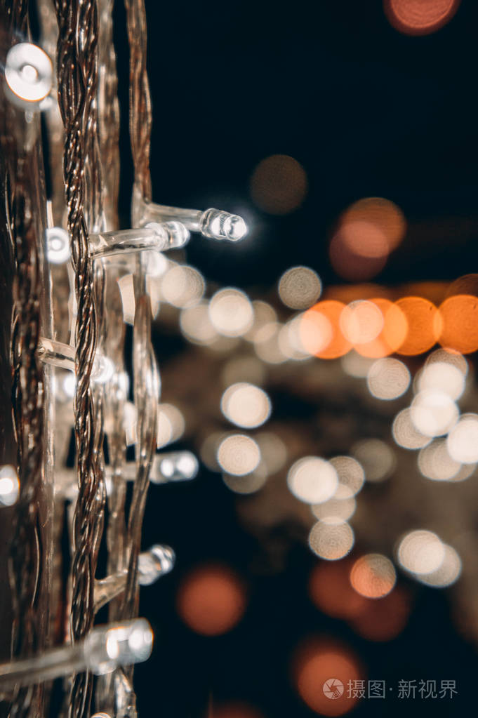 小夜灯泡 led 和散景的背景在节日的夜晚