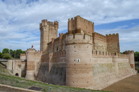 Mota 的城堡, 来自西班牙的帕尔马省的麦地那村, 在多云的一天