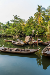 越南南部湄公河三角洲地区的一条小河里的传统木船