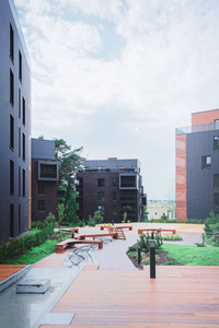现代公寓住宅大厦处所与长凳。其他户外设施