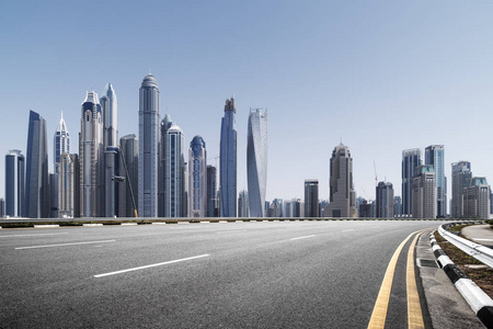 蓝蓝的天空背景上的现代商务中心沥青路面在现代化的