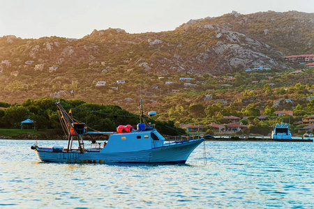 日出与小船在哥斯达黎加 Smeralda 在地中海, 在撒丁岛, 意大利