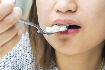 吃软牙齿是重要的咀嚼食品, 正畸它帮助个性看起来更好, 可能是疼痛有