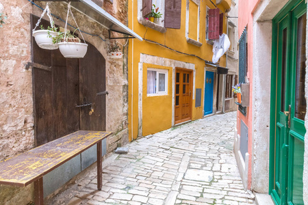 罗维尼, 克罗地亚, 欧洲的老房子五颜六色的门面街道