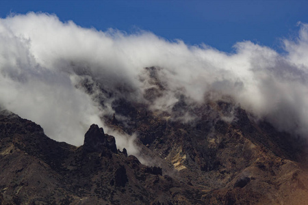 Teide 全国公园。特内里费山。云飘过群山