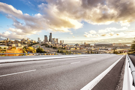 沥青路面在现代化的城市里照片