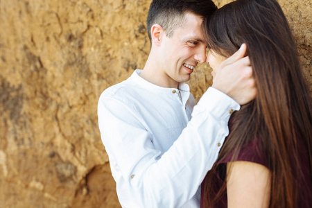 年轻, 幸福, 爱的情侣, 靠近沙墙, 在海上, 在怀里, 看着对方照片