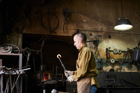 铁匠在生产过程中的金属制品车间手工制作