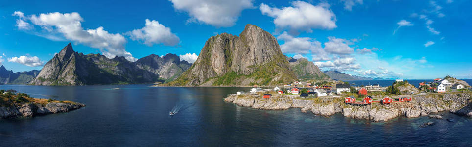 北极山脉和在夏天在挪威北部的峡湾
